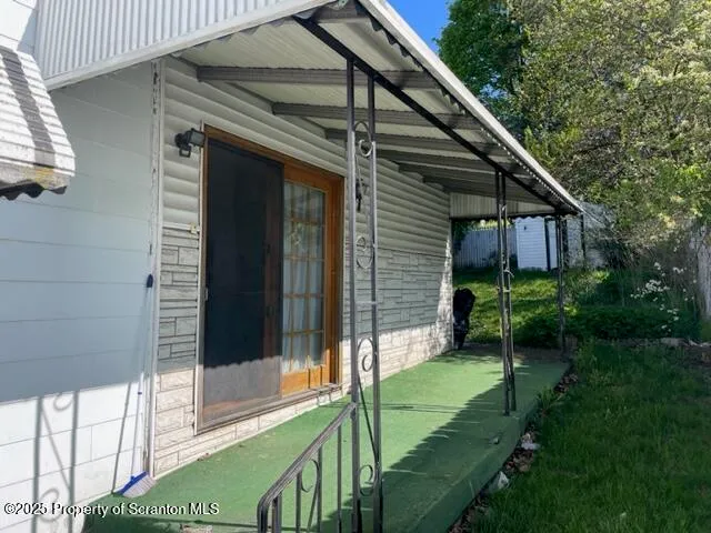 a view of back yard of the house