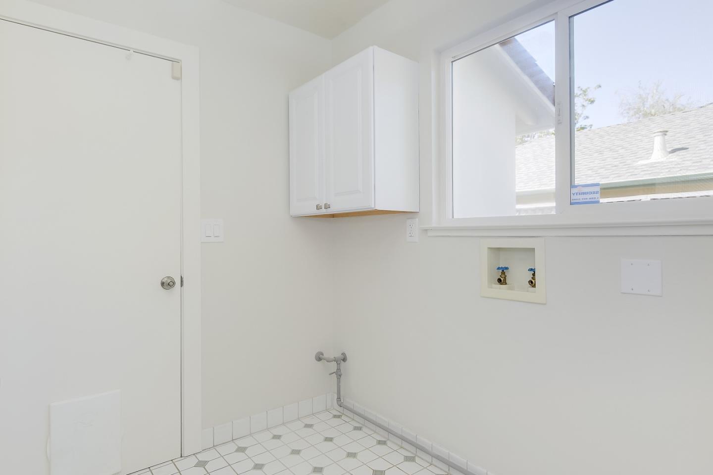 632 Smoke Tree Way Sunnyvale, CA 94086 - Photo 19 of 38 a bathroom with a window