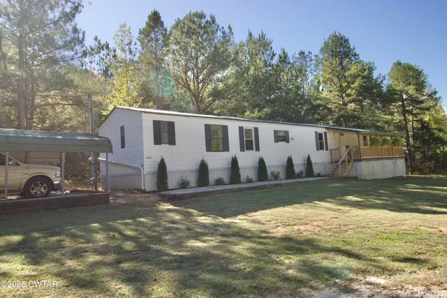 a view of a yard with fountain
