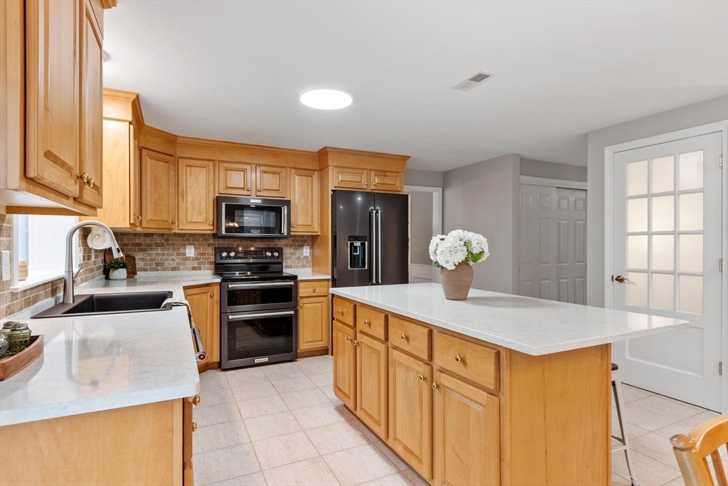 10 John Swift Road Acton, MA 01720 - Photo 5 of 41 Gallery Image 5