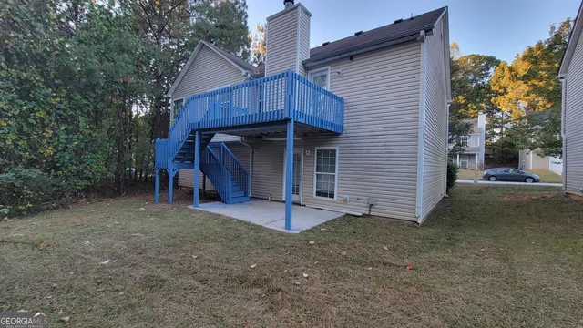 a view of back yard of the house