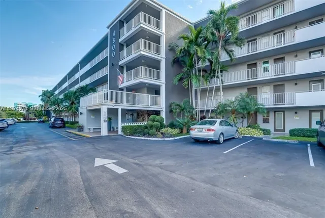 $149,900 | 4800 Hillcrest Lane, Unit 511, Hollywood, FL 33021