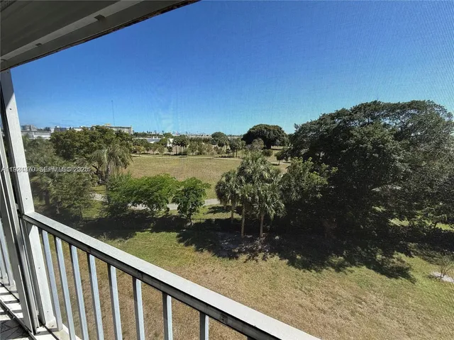 $149,900 | 4800 Hillcrest Lane, Unit 511, Hollywood, FL 33021