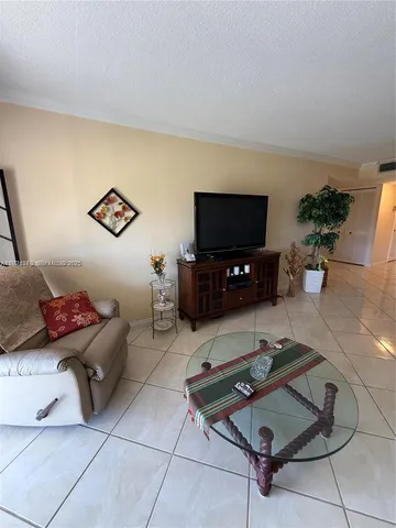 $149,900 | 4800 Hillcrest Lane, Unit 511, Hollywood, FL 33021