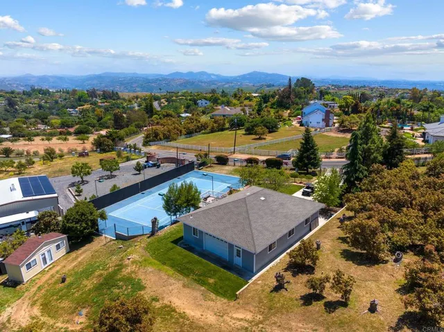 a view of a houses with city street