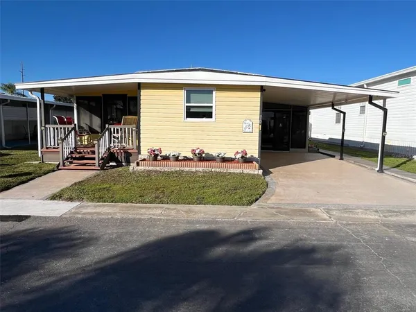 a view of a house with backyard and tree