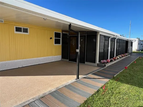 a view of a house with backyard