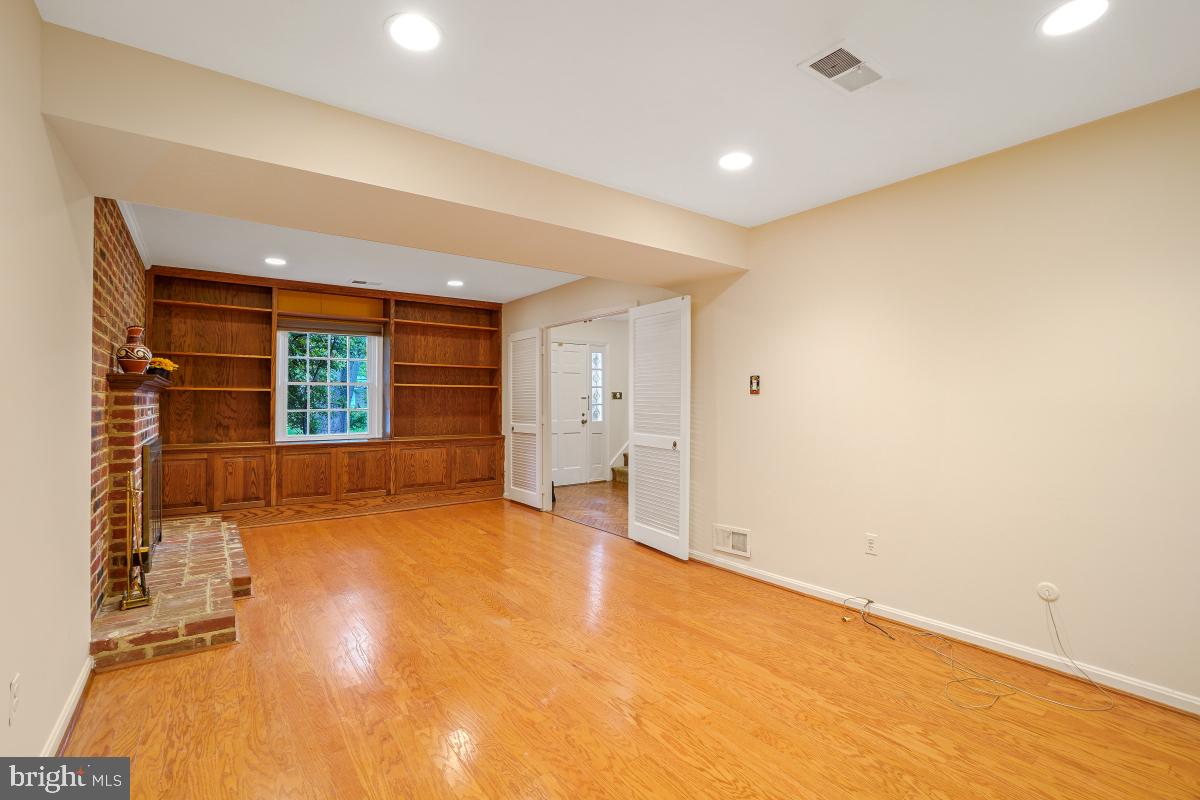 2003 Stratton Drive Potomac, MD 20854 - Photo 8 of 44 Family Room Built Ins