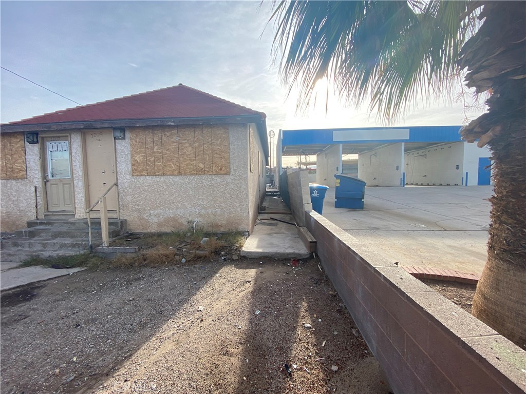 1207 West Broadway St