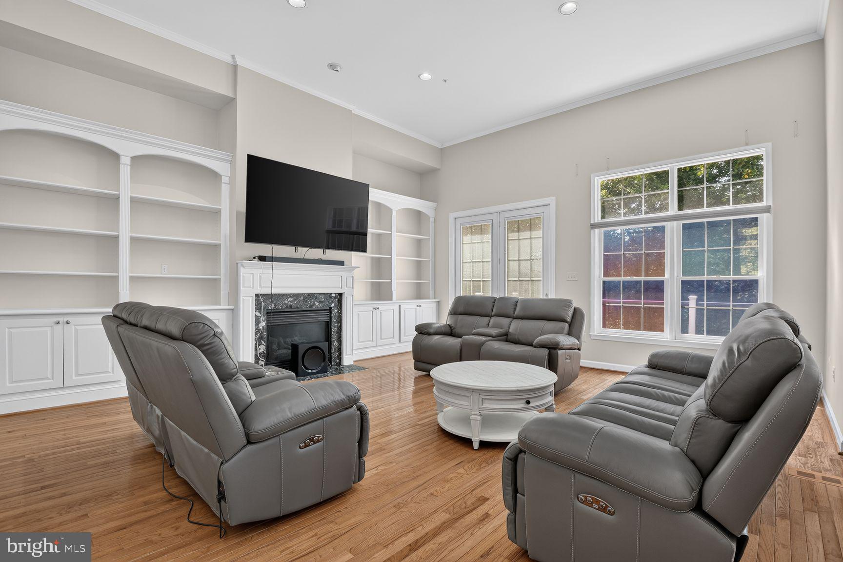 11432 Cedar Ridge Drive Potomac, MD 20854 - Photo 5 of 32 Spacious living area with natural light.