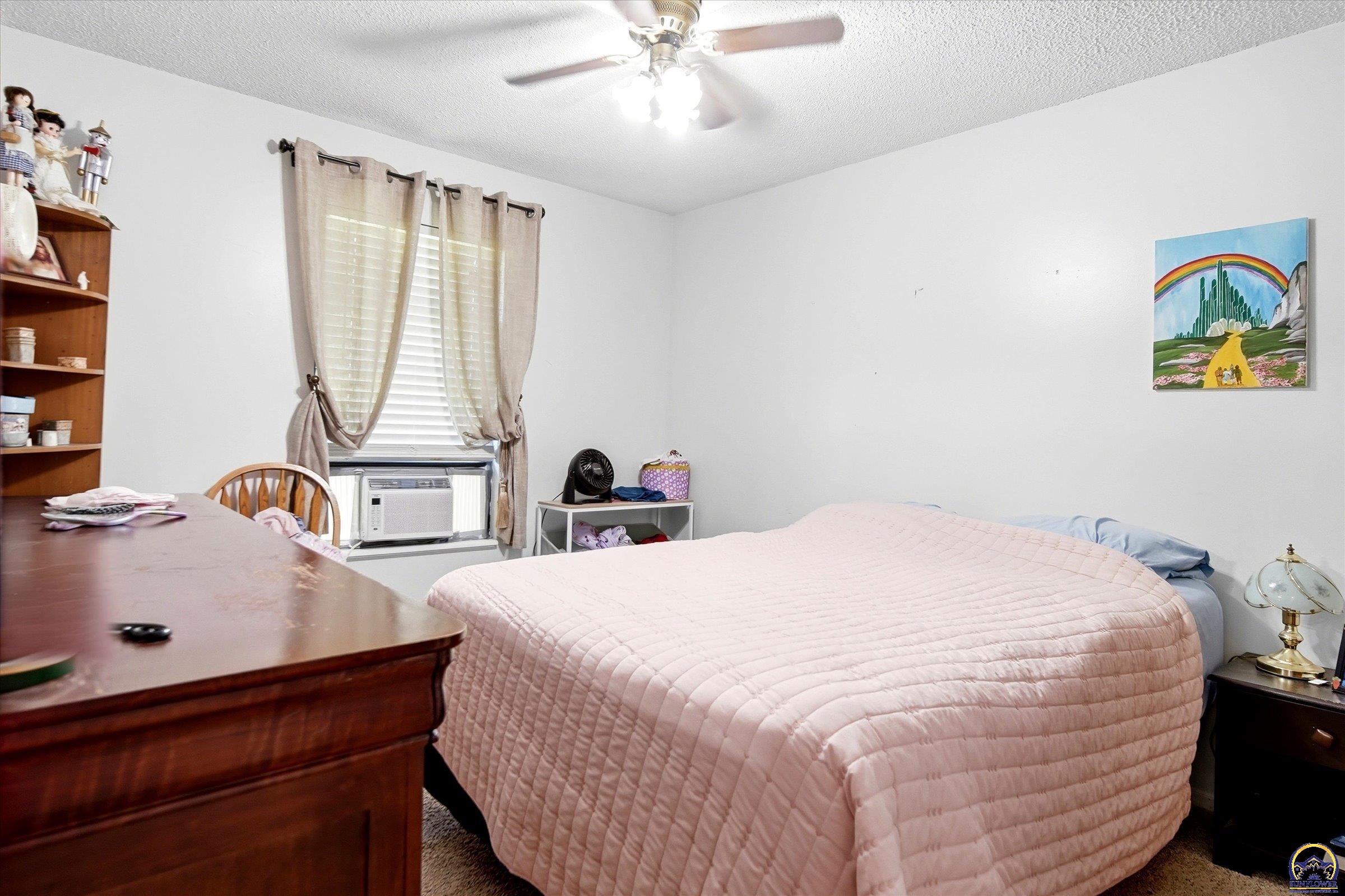 923 Southeast Wood Street Topeka, KS 66607 - Photo 3 of 23