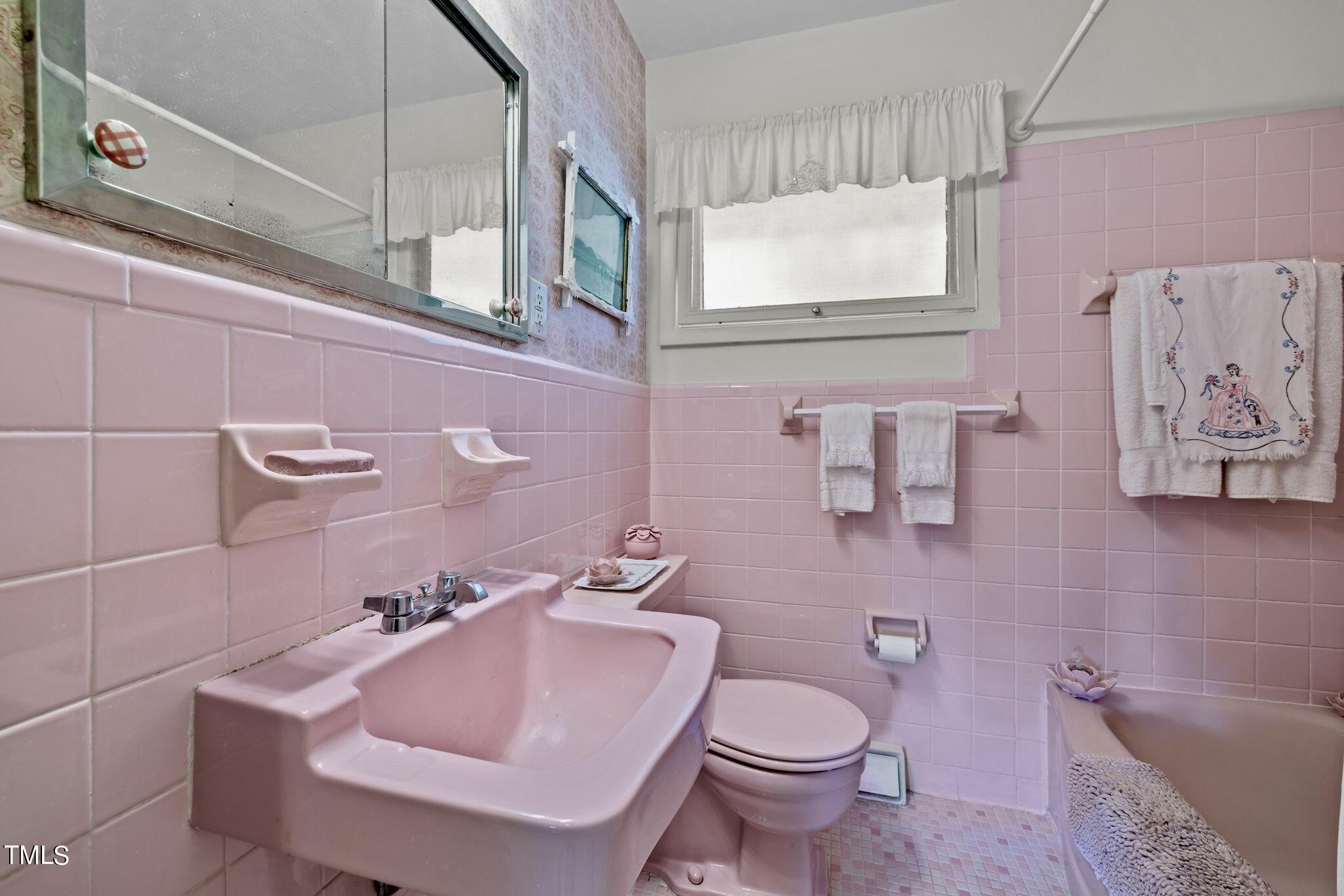 1510 Ridge Road Raleigh, NC 27607 - Photo 34 of 55 a bathroom with a sink toilet and bath tub