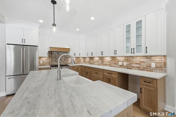 $899,900 | 42 Holcomb Street, Simsbury, CT 06070