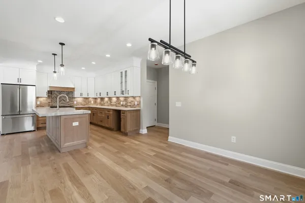 $899,900 | 42 Holcomb Street, Simsbury, CT 06070