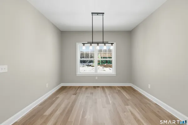 $899,900 | 42 Holcomb Street, Simsbury, CT 06070