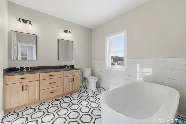 $899,900 | 42 Holcomb Street, Simsbury, CT 06070