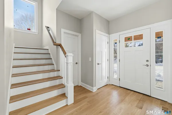$899,900 | 42 Holcomb Street, Simsbury, CT 06070
