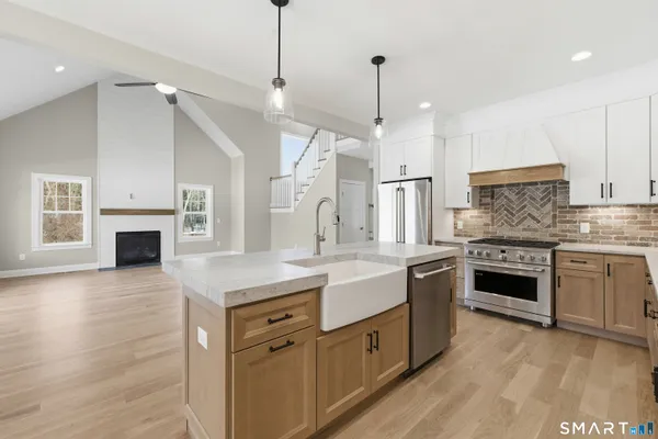 $899,900 | 42 Holcomb Street, Simsbury, CT 06070