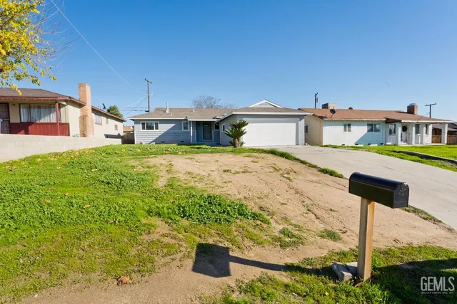 a house view with a backyard space