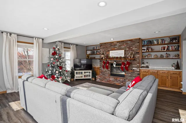 $349,900 | 400 West Madison Street, Tremont, IL 61568