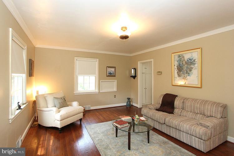 301 Highview Avenue Silver Spring, MD 20901 - Photo 17 of 23 Living Room