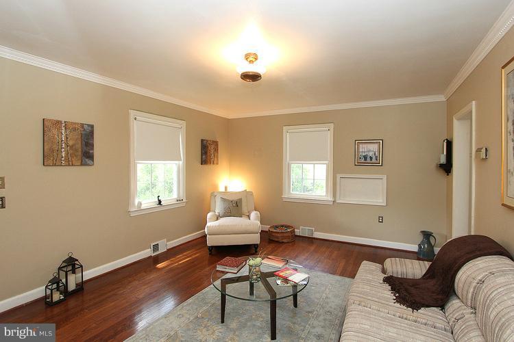 301 Highview Avenue Silver Spring, MD 20901 - Photo 21 of 23 Living Room