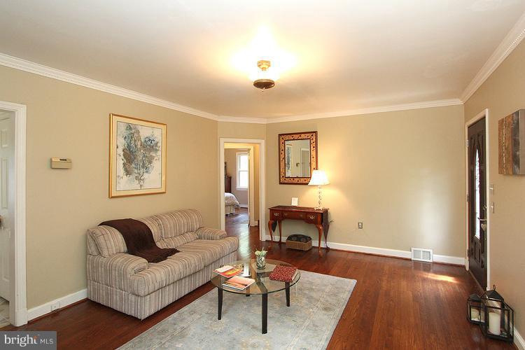 301 Highview Avenue Silver Spring, MD 20901 - Photo 9 of 23 Living Room