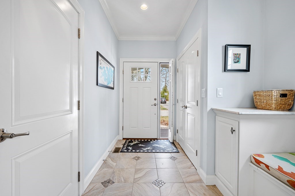 131 South Shore Road Webster, MA 01570 - Photo 4 of 42 Gallery Image 4