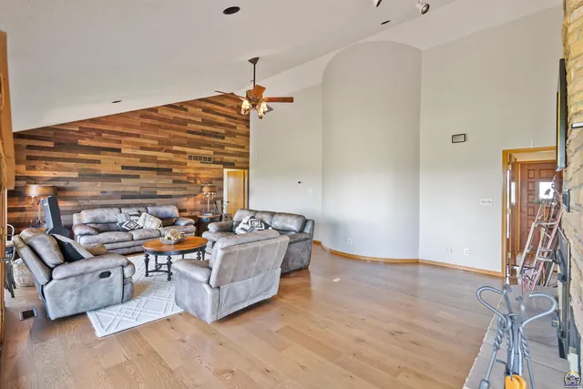 $840,000 | 9736 West Lake Road, Meriden, KS 66512