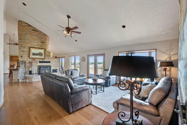 $840,000 | 9736 West Lake Road, Meriden, KS 66512