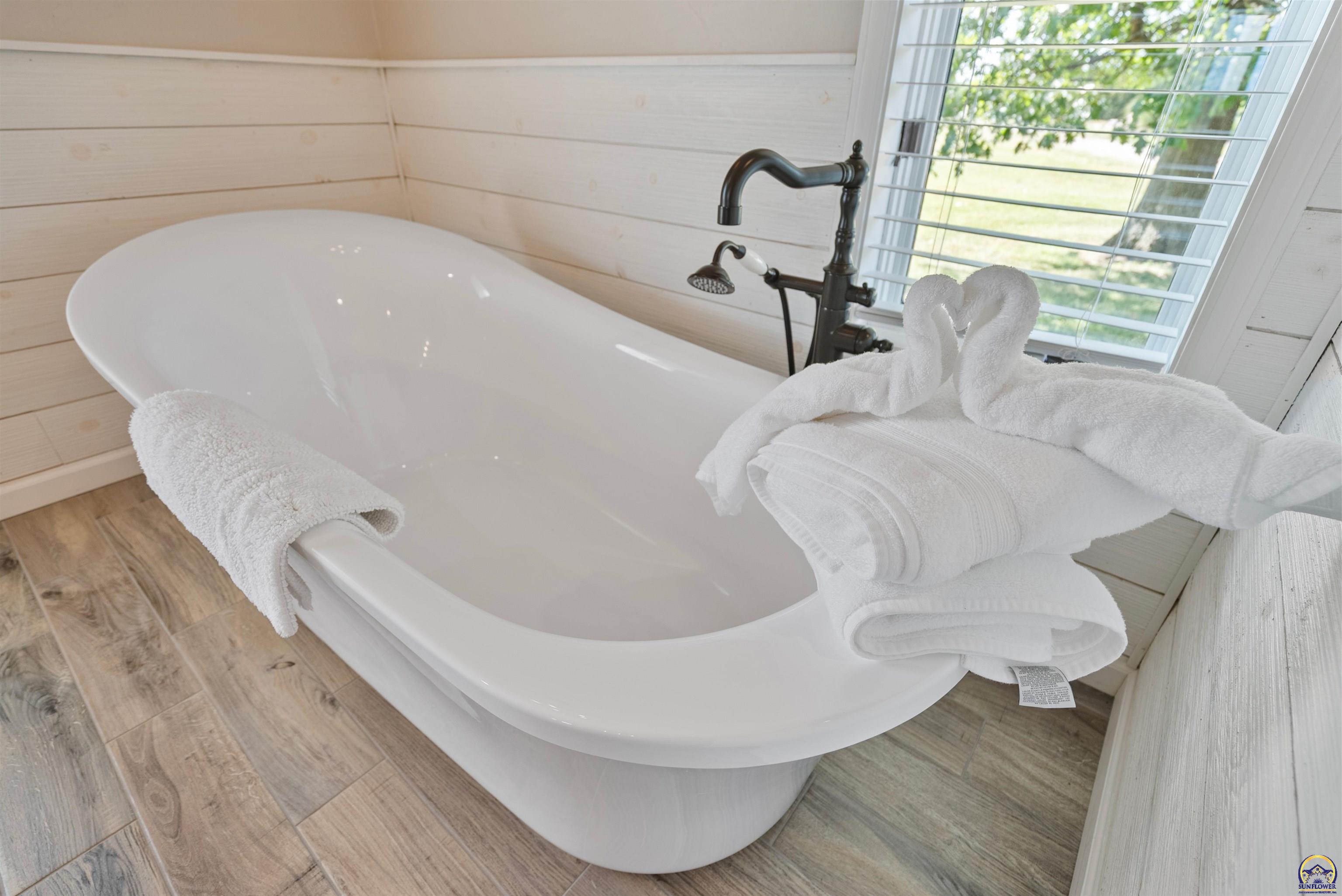 9736 West Lake Road Meriden, KS 66512 - Photo 20 of 98