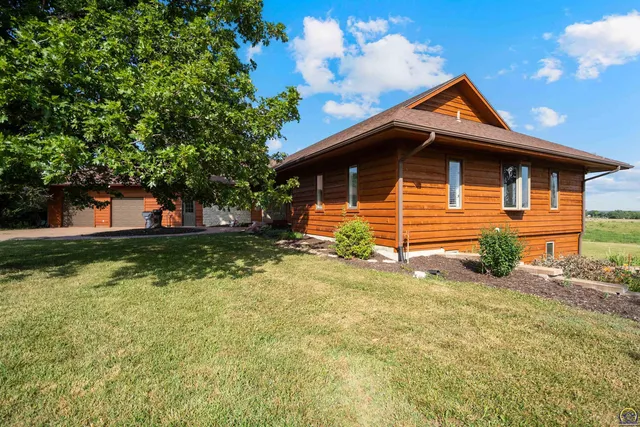 $840,000 | 9736 West Lake Road, Meriden, KS 66512