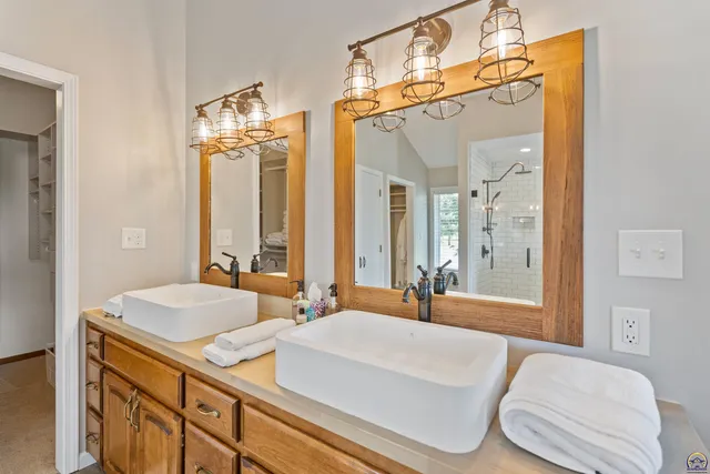 $840,000 | 9736 West Lake Road, Meriden, KS 66512