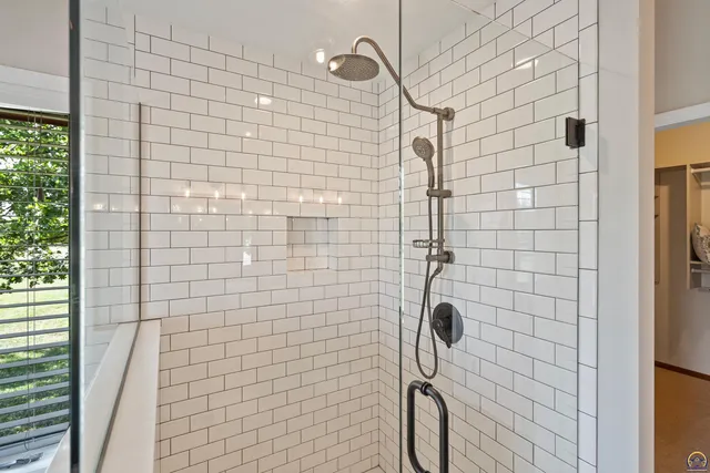 $840,000 | 9736 West Lake Road, Meriden, KS 66512