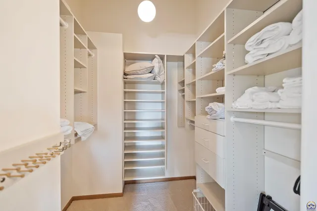 $840,000 | 9736 West Lake Road, Meriden, KS 66512