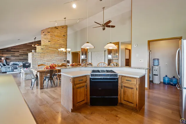 $840,000 | 9736 West Lake Road, Meriden, KS 66512