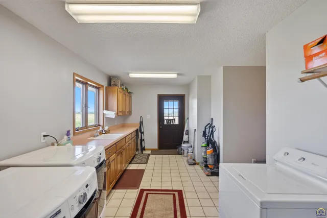 $840,000 | 9736 West Lake Road, Meriden, KS 66512