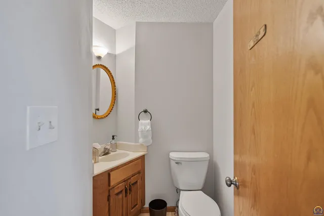 $840,000 | 9736 West Lake Road, Meriden, KS 66512