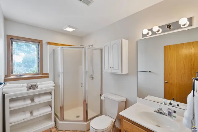 $840,000 | 9736 West Lake Road, Meriden, KS 66512