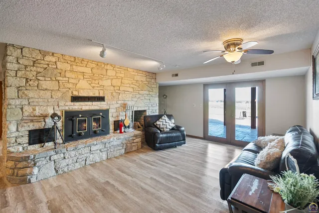 $840,000 | 9736 West Lake Road, Meriden, KS 66512