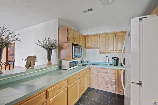 $840,000 | 9736 West Lake Road, Meriden, KS 66512