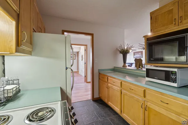 $840,000 | 9736 West Lake Road, Meriden, KS 66512