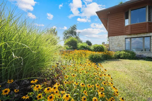 $840,000 | 9736 West Lake Road, Meriden, KS 66512