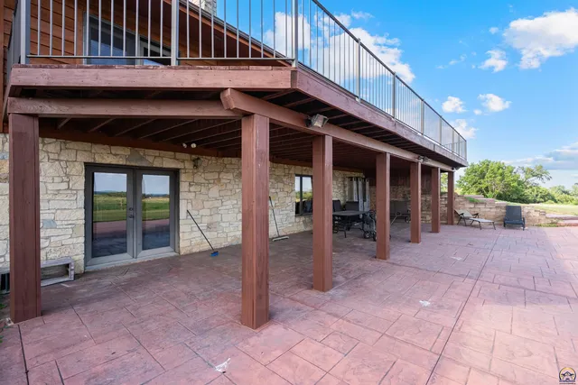 $840,000 | 9736 West Lake Road, Meriden, KS 66512