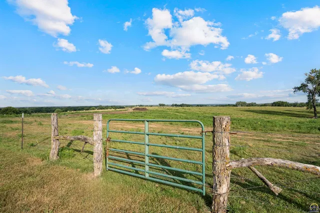 $840,000 | 9736 West Lake Road, Meriden, KS 66512