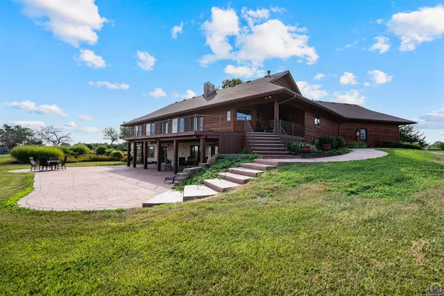 $840,000 | 9736 West Lake Road, Meriden, KS 66512