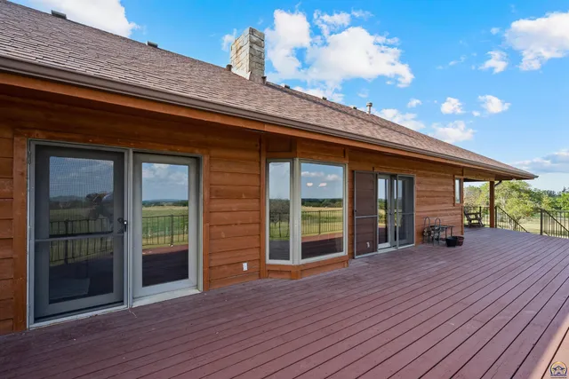 $840,000 | 9736 West Lake Road, Meriden, KS 66512