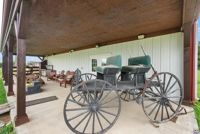 $840,000 | 9736 West Lake Road, Meriden, KS 66512