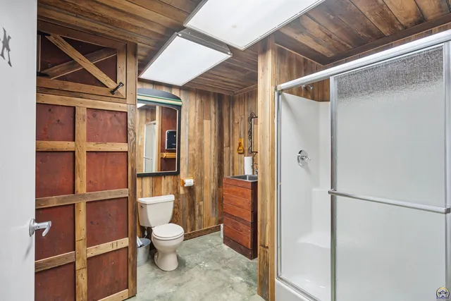 $840,000 | 9736 West Lake Road, Meriden, KS 66512