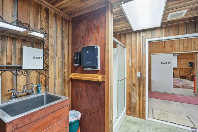 $840,000 | 9736 West Lake Road, Meriden, KS 66512